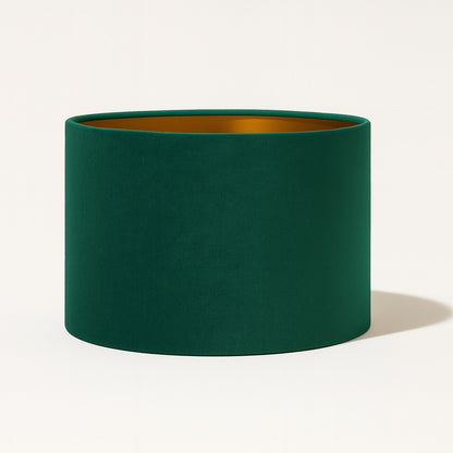 Abat-jour ovale en velours vert émeraude avec intérieur doré, design chic pour lampe de chevet ou lampe sur pied.