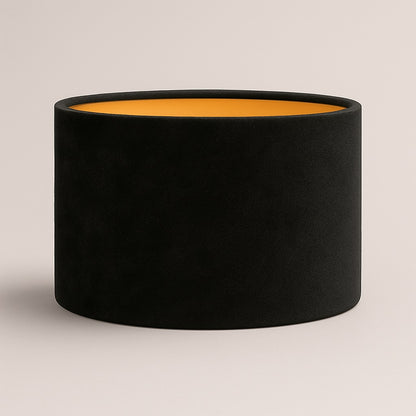 Abat-jour ovale en velours noir Noctaria avec intérieur doré, style chic et élégant pour lampe de salon ou chambre.