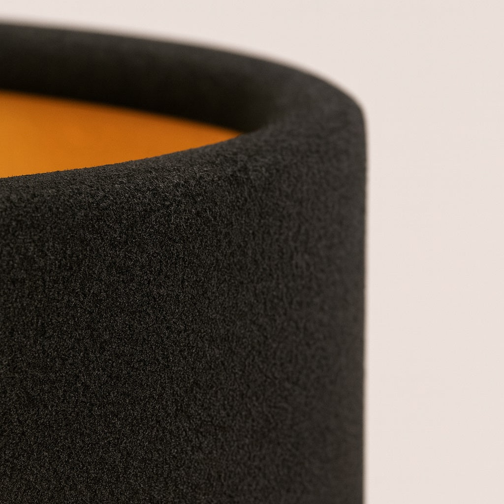 Abat-jour en velours noir intérieur doré, texture douce et finition élégante pour lampe design.