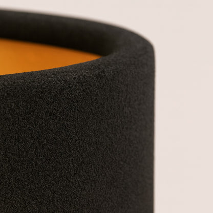 Abat-jour en velours noir intérieur doré, texture douce et finition élégante pour lampe design.