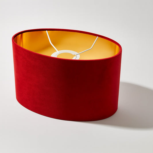 Abat-jour ovale Rubinia en velours rouge vu de l’intérieur, avec doublure dorée et fixation E27.
