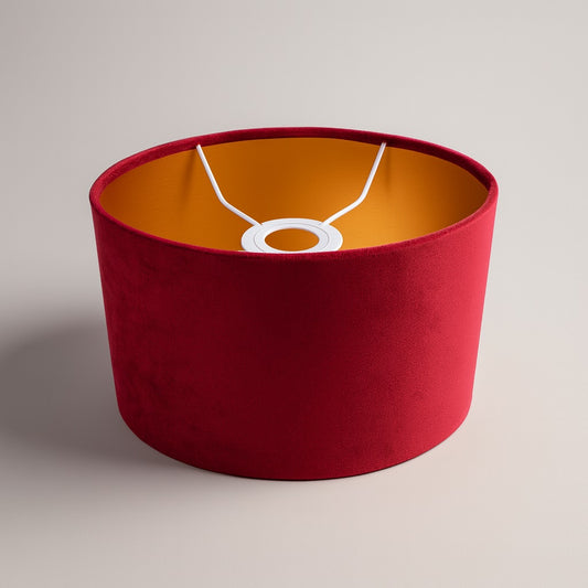 Abat-jour ovale Rubinia en velours rouge vu de l’intérieur, avec doublure dorée et fixation E27.