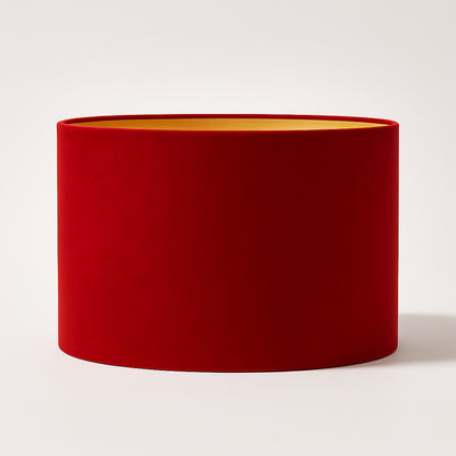 Abat-jour ovale en velours rouge Rubinia avec intérieur doré, design chic et raffiné.