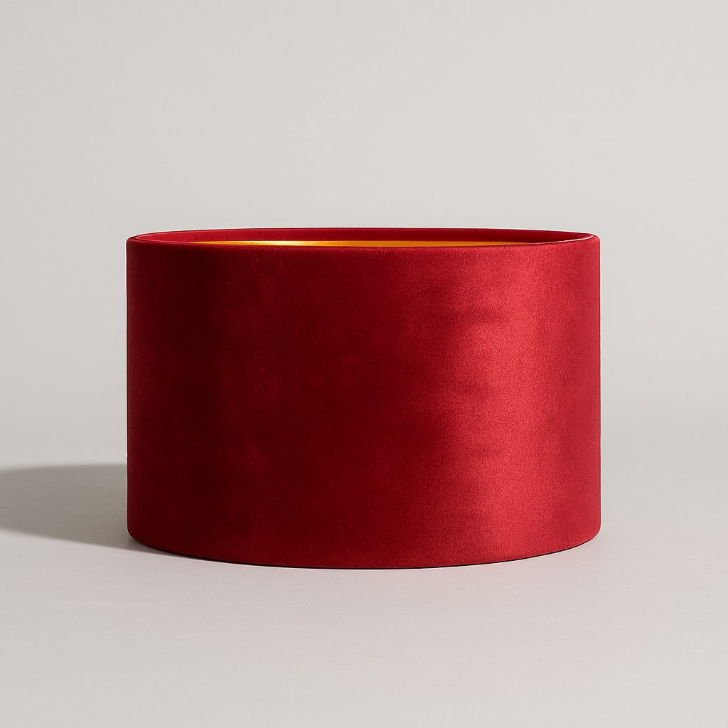 Abat-jour ovale en velours rouge Rubinia avec intérieur doré, design chic et raffiné.