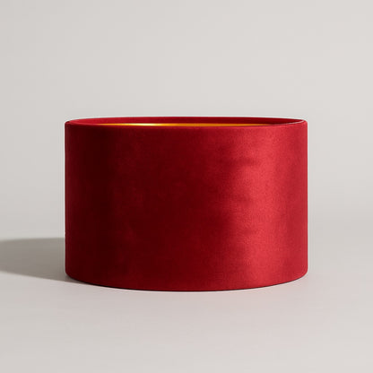 Abat-jour ovale en velours rouge Rubinia avec intérieur doré, design chic et raffiné.