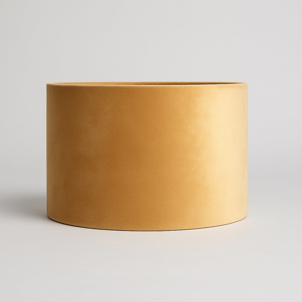 Abat-jour ovale en velours jaune Solelia, vue produit studio sur fond blanc.
