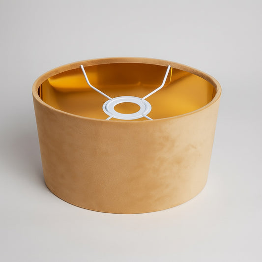 Abat-jour ovale Solelia vu en angle, intérieur doré, style velours haut de gamme.