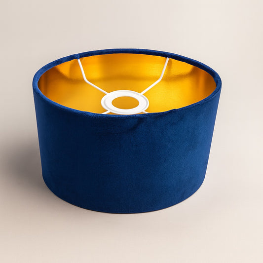 Vue en perspective d’un abat-jour ovale en velours bleu azur avec intérieur doré, monture E27