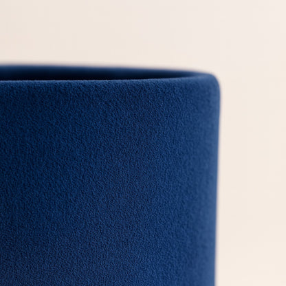 Détail d’un abat-jour en velours bleu profond, intérieur doré, texture douce et finition élégante pour lampe design.