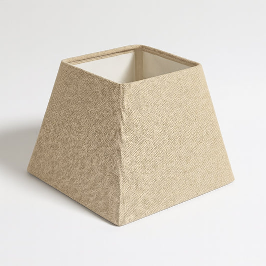 Abat-jour pyramidal en lin beige avec intérieur blanc, forme carrée et design naturel, posé sur fond blanc.