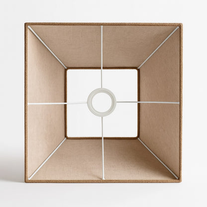 Vue intérieure d’un abat-jour pyramidal en lin tabac avec armature métallique blanche pour culot E27, design géométrique et naturel.