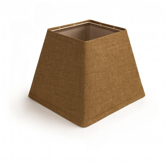 Abat-jour pyramidal en lin de couleur tabac, à la texture naturelle, posé sur fond blanc.