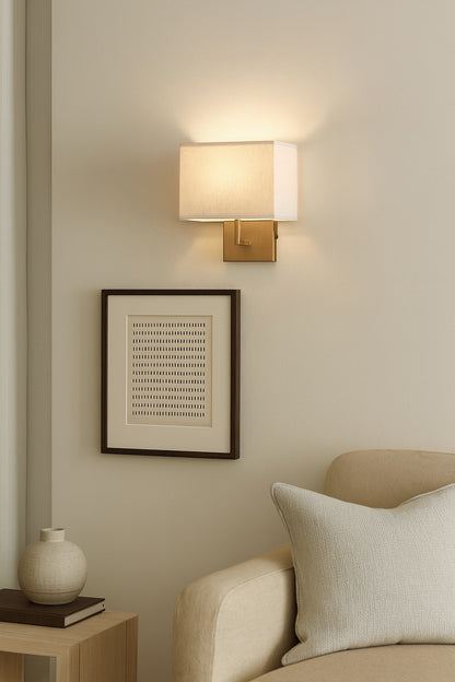 Lampe murale avec abat-jour rectangulaire en tissu beige, déco élégante et lumière douce pour séjour.