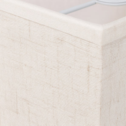Zoom sur la texture en tissu beige de l’abat-jour rectangulaire, parfait pour lampe design et déco cosy.