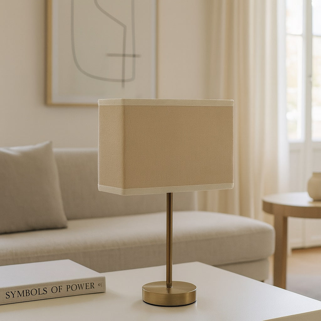 Abat-jour rectangle beige allumé, ambiance chaleureuse dans salon cosy et élégant.