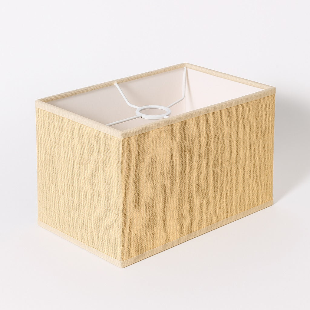 Abat-jour rectangle en lin beige, vue 3/4, structure blanche visible, modèle déco naturel.
