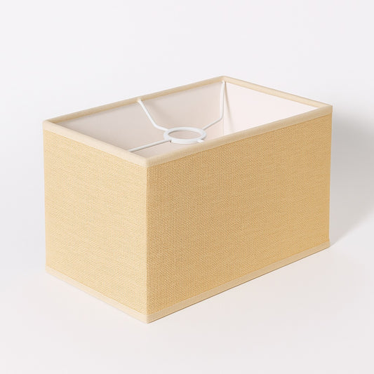 Abat-jour rectangle en lin beige, vue 3/4, structure blanche visible, modèle déco naturel.