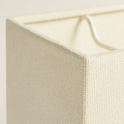 Zoom sur la texture en tissu ivoire de l’abat-jour rectangulaire Velina, finition élégante pour lampe design.