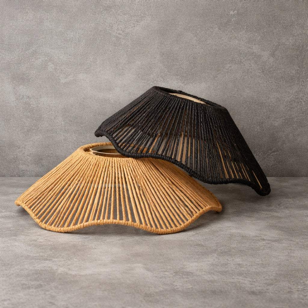 Abat-jour tressé en papier ajouré, forme organique, noir et naturel, pour une ambiance douce et chaleureuse.