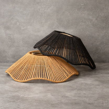 Abat-jour tressé en papier ajouré, forme organique, noir et naturel, pour une ambiance douce et chaleureuse.