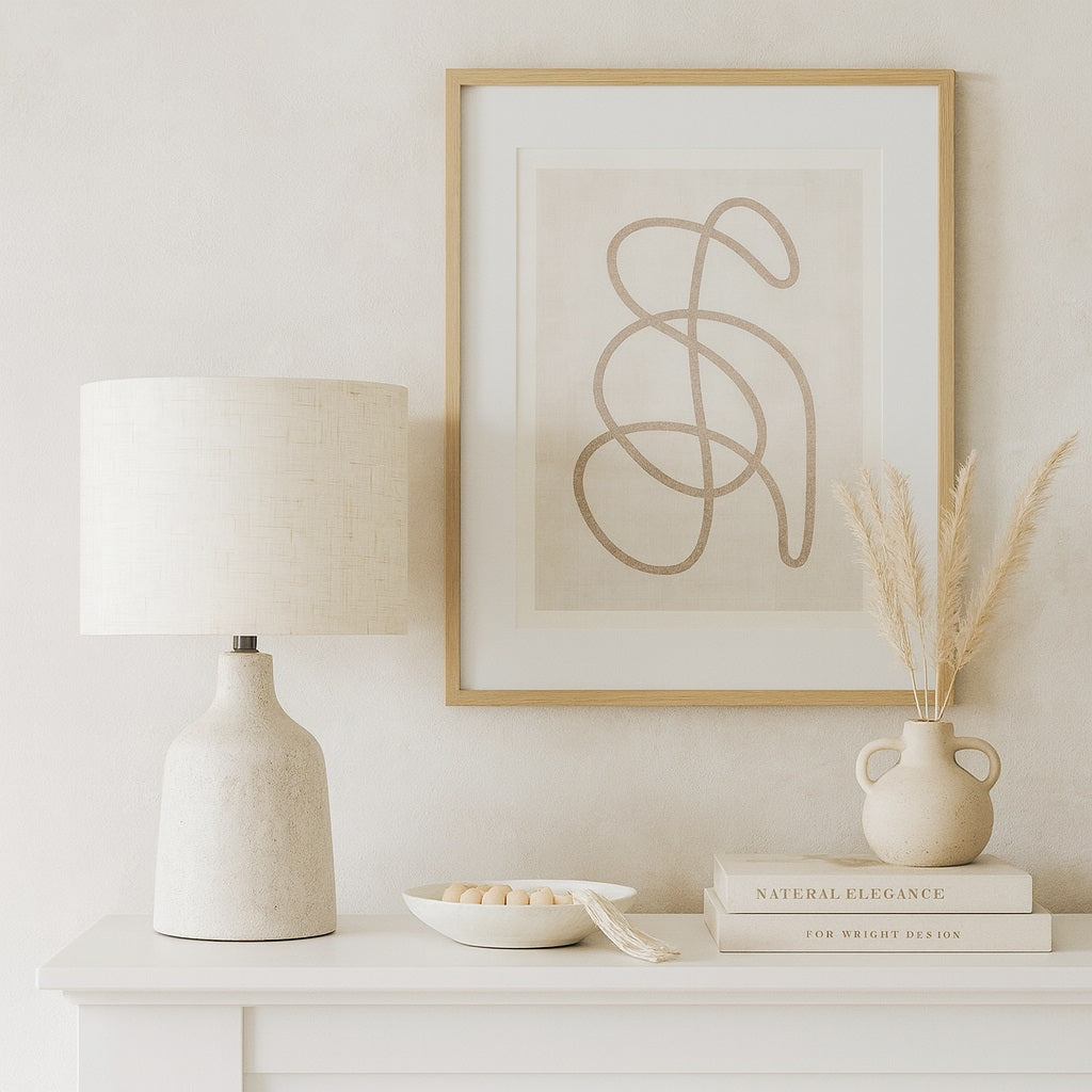 Lampe de chevet design avec abat-jour tambour lin beige, lampe sur pied posée sur console blanche décorative.