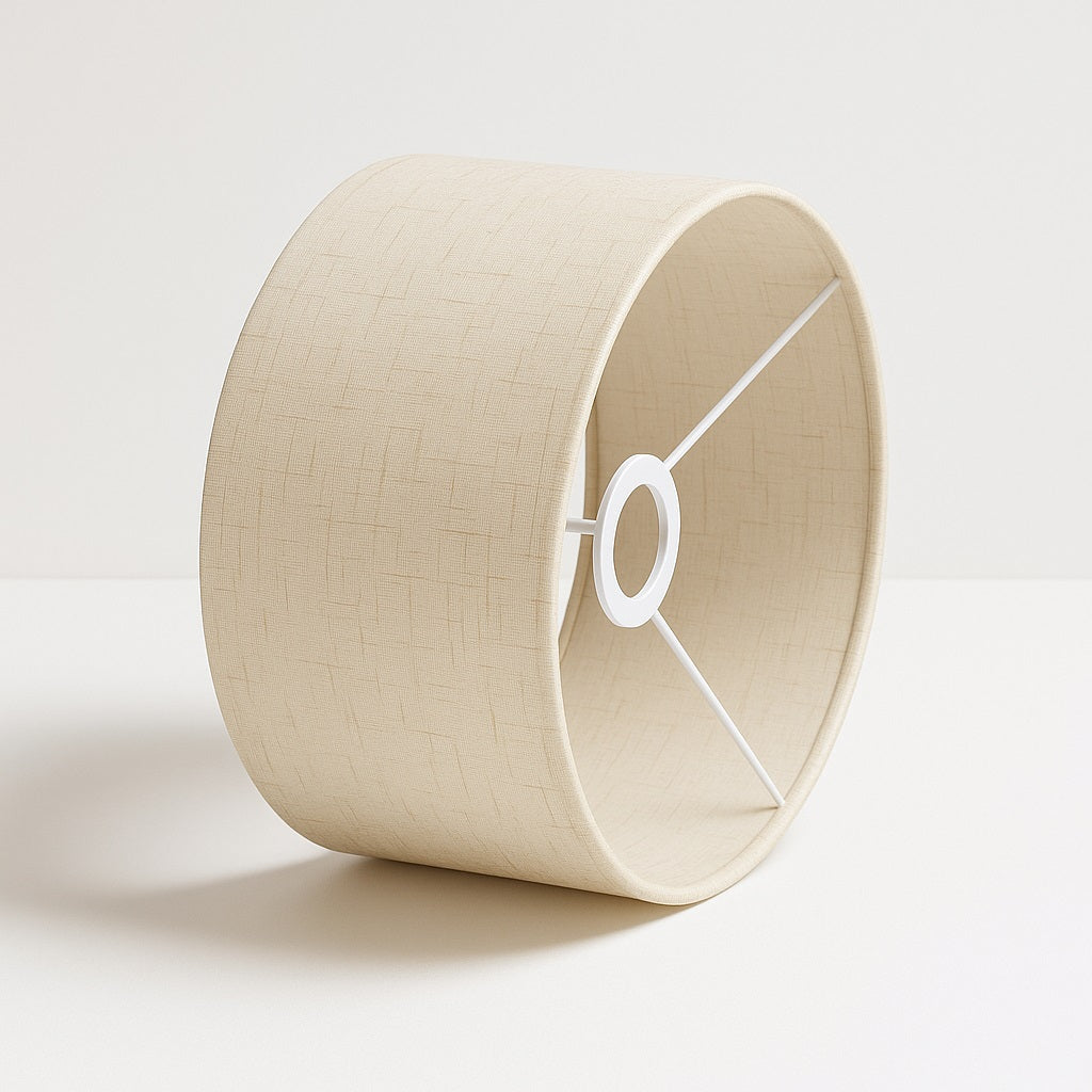 Abat-jour tambour beige en tissu pour lampadaire, design épuré et moderne sur fond blanc.