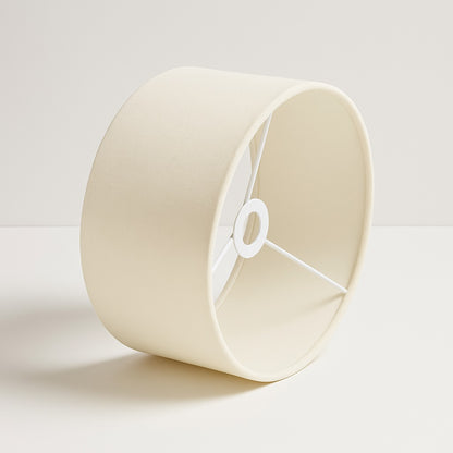 Abat-jour tambour blanc en tissu pour lampadaire, style minimaliste et élégant sur fond neutre.