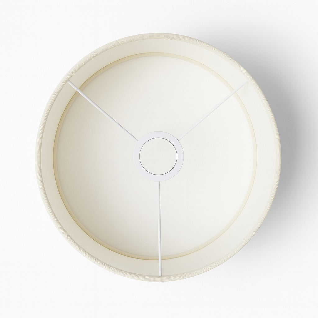 Vue du dessus d’un abat-jour tambour blanc en tissu pour lampadaire, finition sobre et soignée.