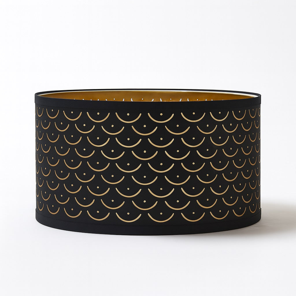 Abat-jour tambour noir extérieur et doré intérieur, idéal en suspension déco ou lampadaire raffiné.