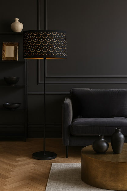 Lampadaire avec abat-jour tambour noir et doré, apportant une touche chic et chaleureuse au salon.
