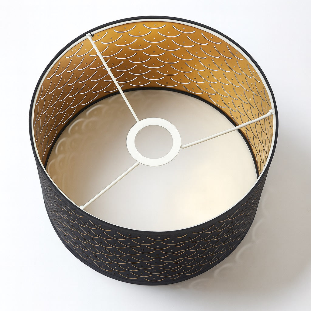 Vue intérieure abat-jour tambour noir et doré, conçu pour suspension plafond ou lampadaire design.