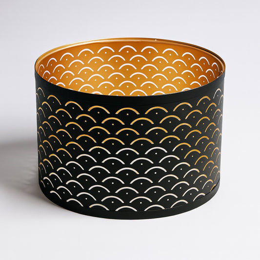Abat-jour tambour noir et doré ajouré, parfait en suspension élégante ou sur lampadaire design.