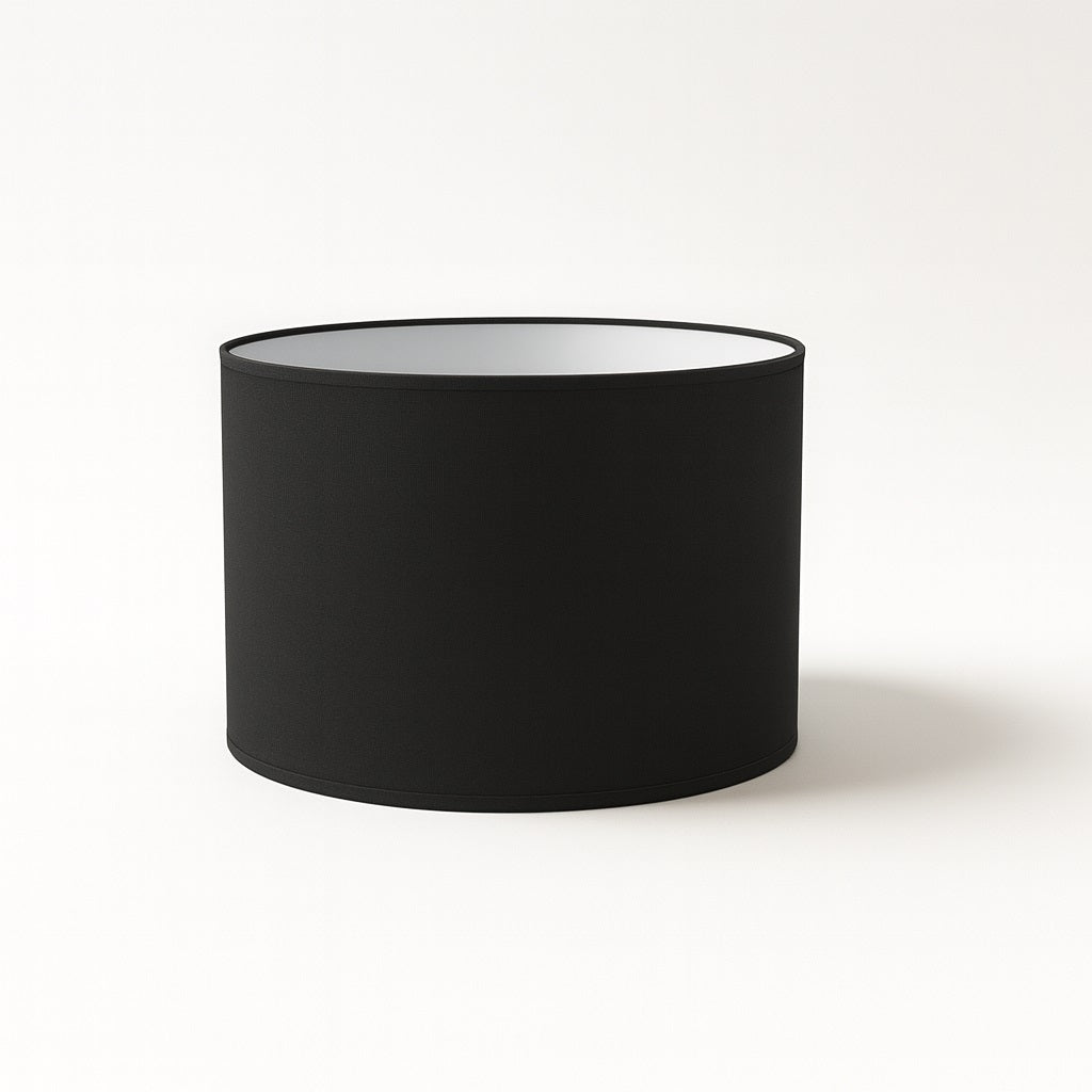 Abat-jour tambour noir élégant, compatible lampe de chevet ou lampadaire, design moderne et intemporel.