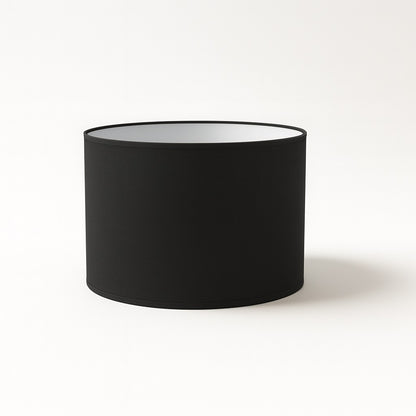 Abat-jour tambour noir élégant, compatible lampe de chevet ou lampadaire, design moderne et intemporel.