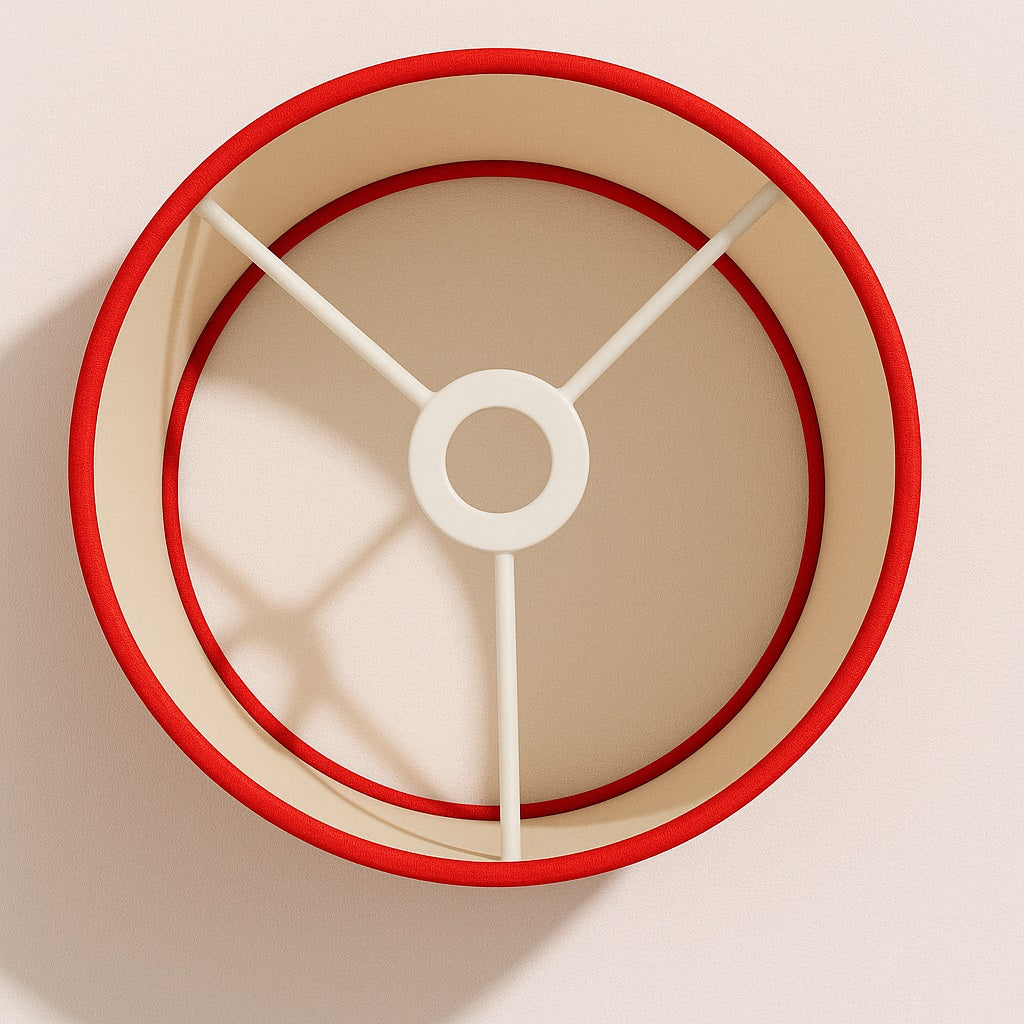 Vue intérieure d’un abat-jour rouge tambour pour lampe de chevet ou lampadaire, douille E27 apparente.