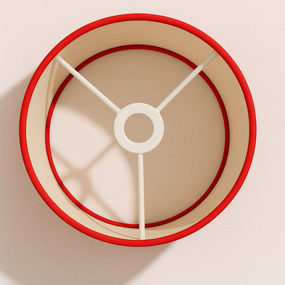 Vue intérieure d’un abat-jour rouge tambour pour lampe de chevet ou lampadaire, douille E27 apparente.