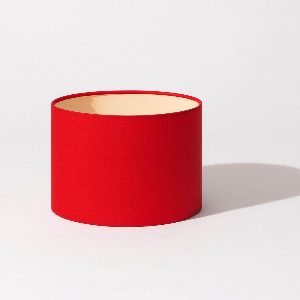 Abat-jour tambour rouge lumineux, parfait pour une lampe de chevet ou un lampadaire moderne.
