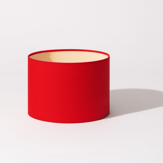 Abat-jour tambour rouge lumineux, parfait pour une lampe de chevet ou un lampadaire moderne.