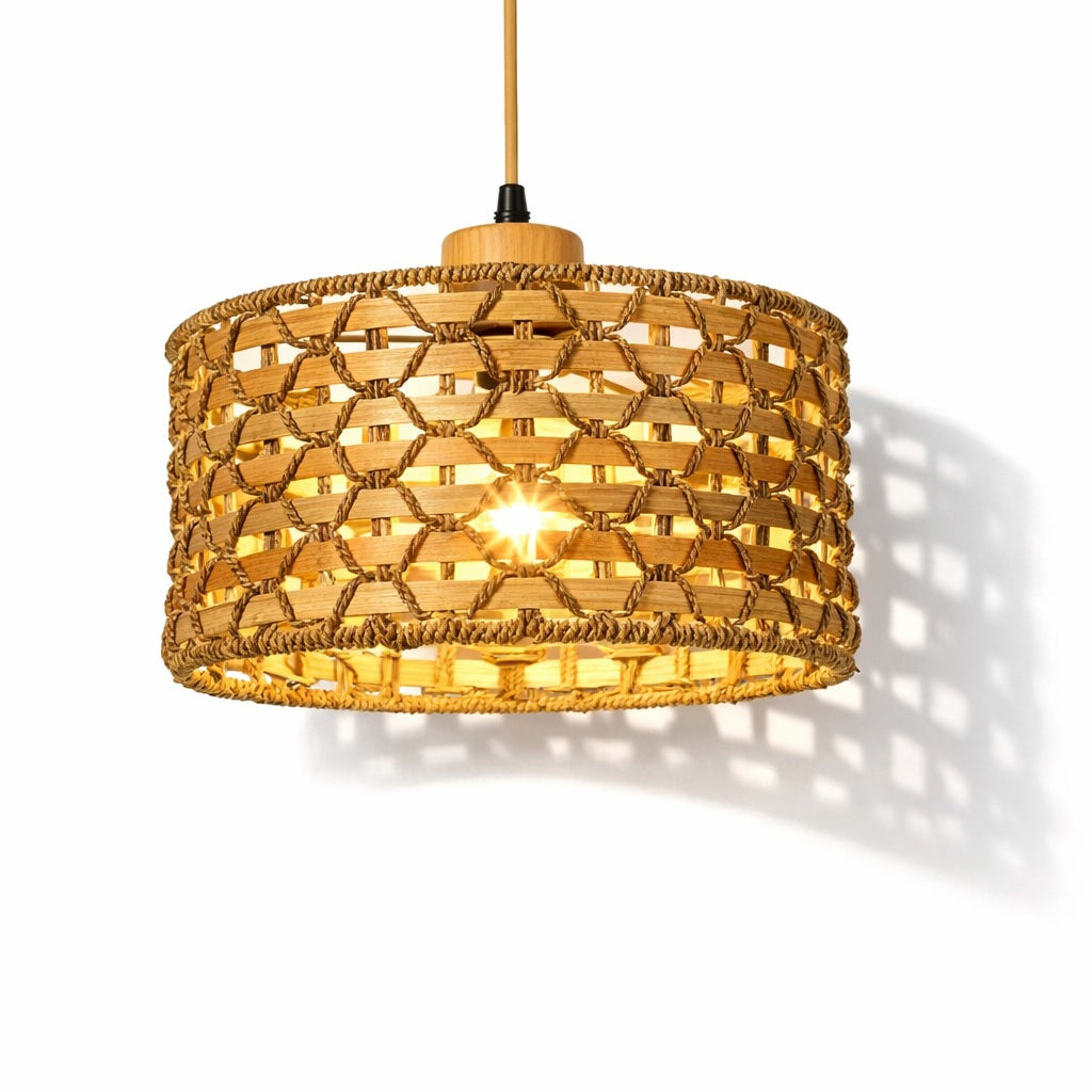 Abat-jour tressé en fibres naturelles, style bohème, diffusant une lumière chaleureuse, idéal pour salon ou salle à manger