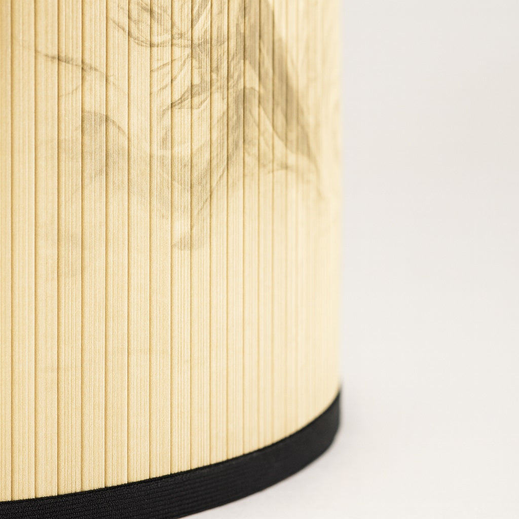 Zoom sur un abat-jour en tissu finement rainuré, parfait comme abat-jour lampadaire au style naturel et délicat.