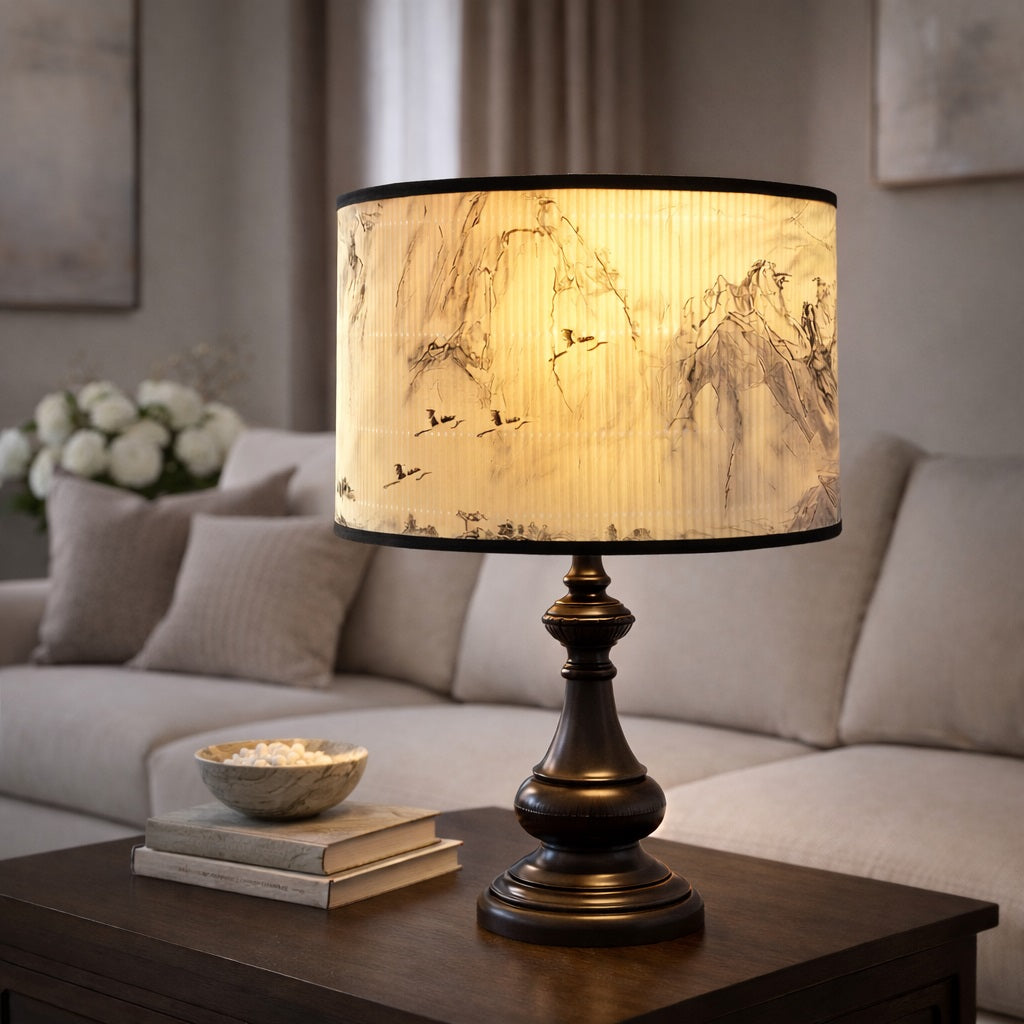 Abat-jour lampe design posé sur pied classique, abat-jour design décoratif diffusant une lumière douce