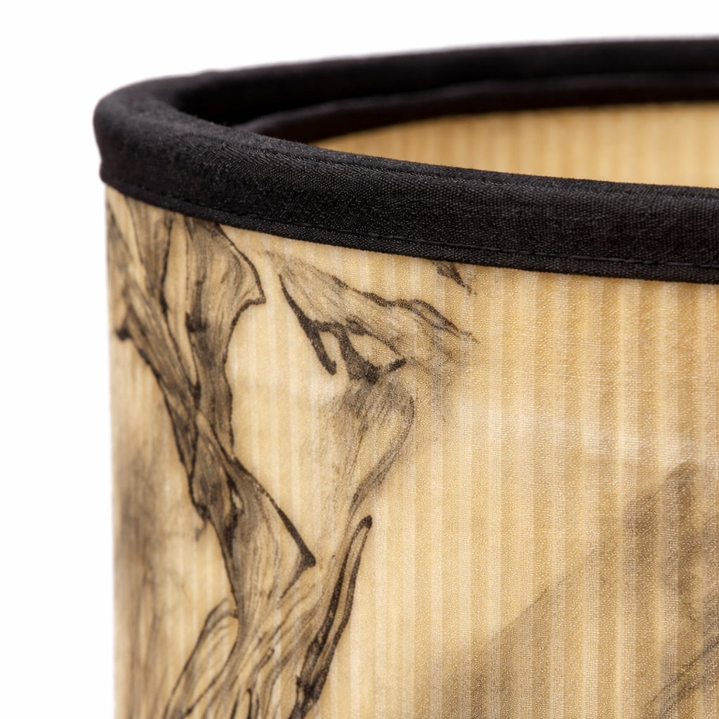 Détail textile d’abat-jour lampe avec motif illustré, abat-jour design haut de gamme à finition soignée