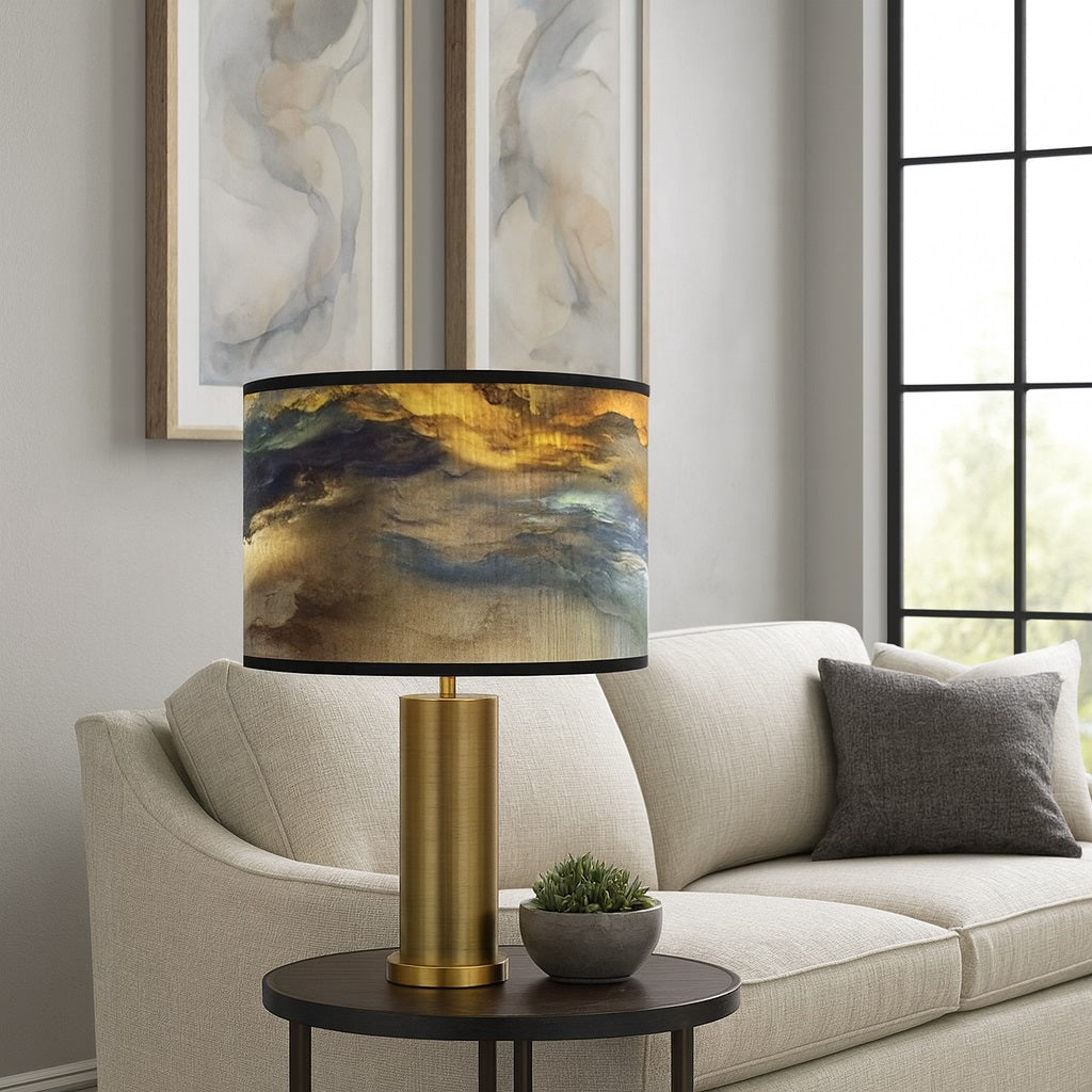 Abat-jour artistique installé sur un lampadaire doré, idéal pour sublimer un salon avec un abat-jour élégant.