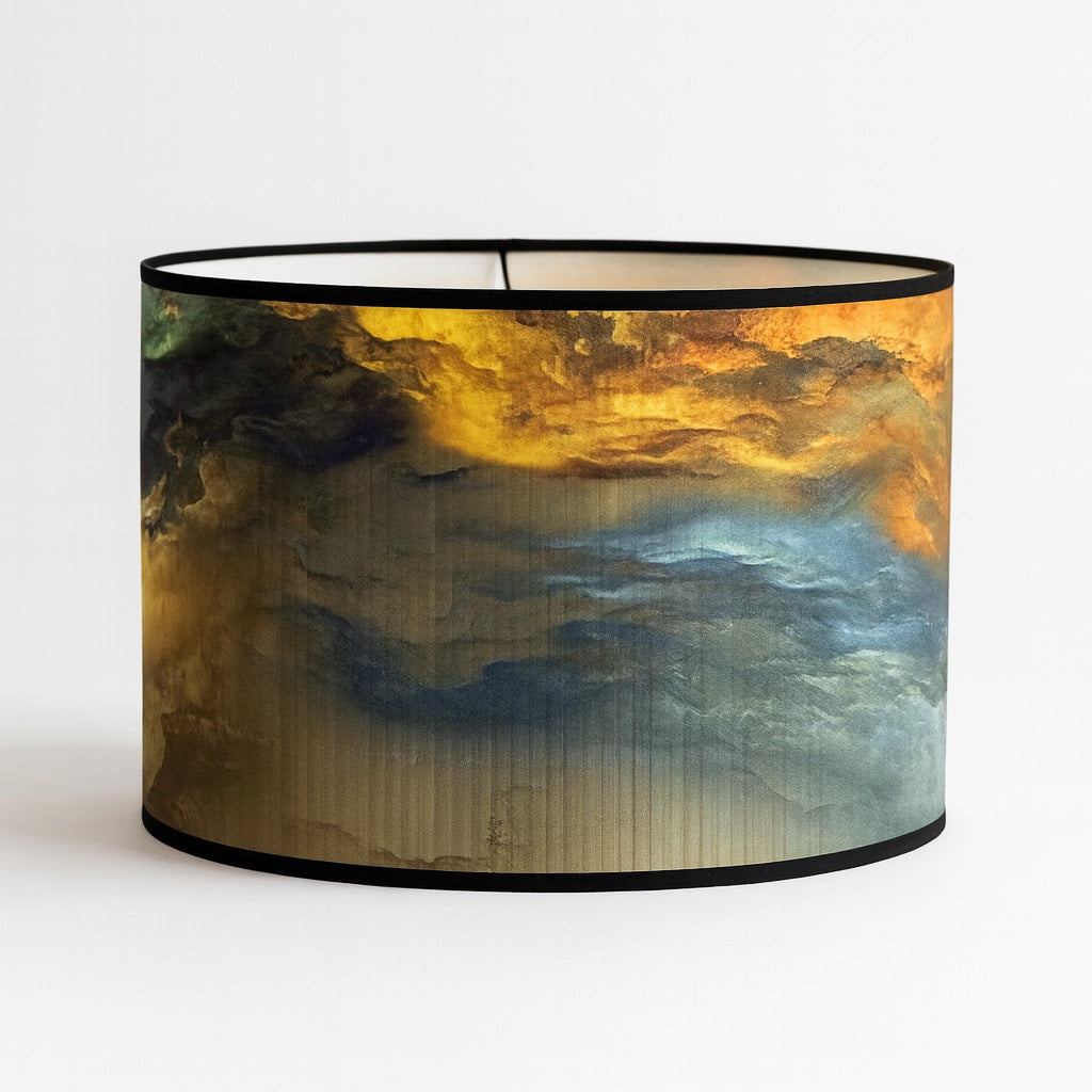 Abat-jour aux teintes dorées et bleutées, design artistique pour abat-jour lampadaire moderne et décoratif.
