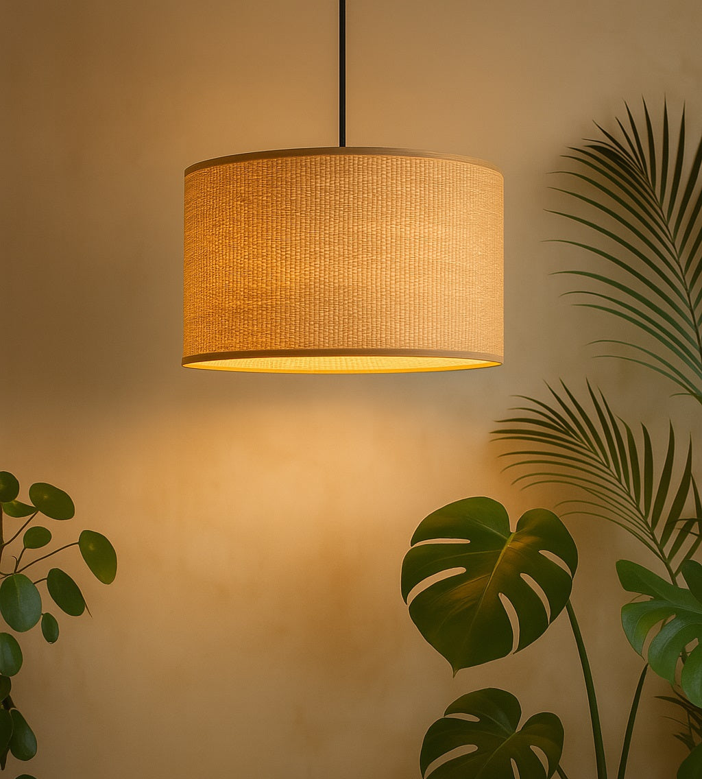 Suspension avec abat-jour tambour aux motifs tropicaux et lumière tamisée – déco jungle chic signée Monsieur Abat-Jour.