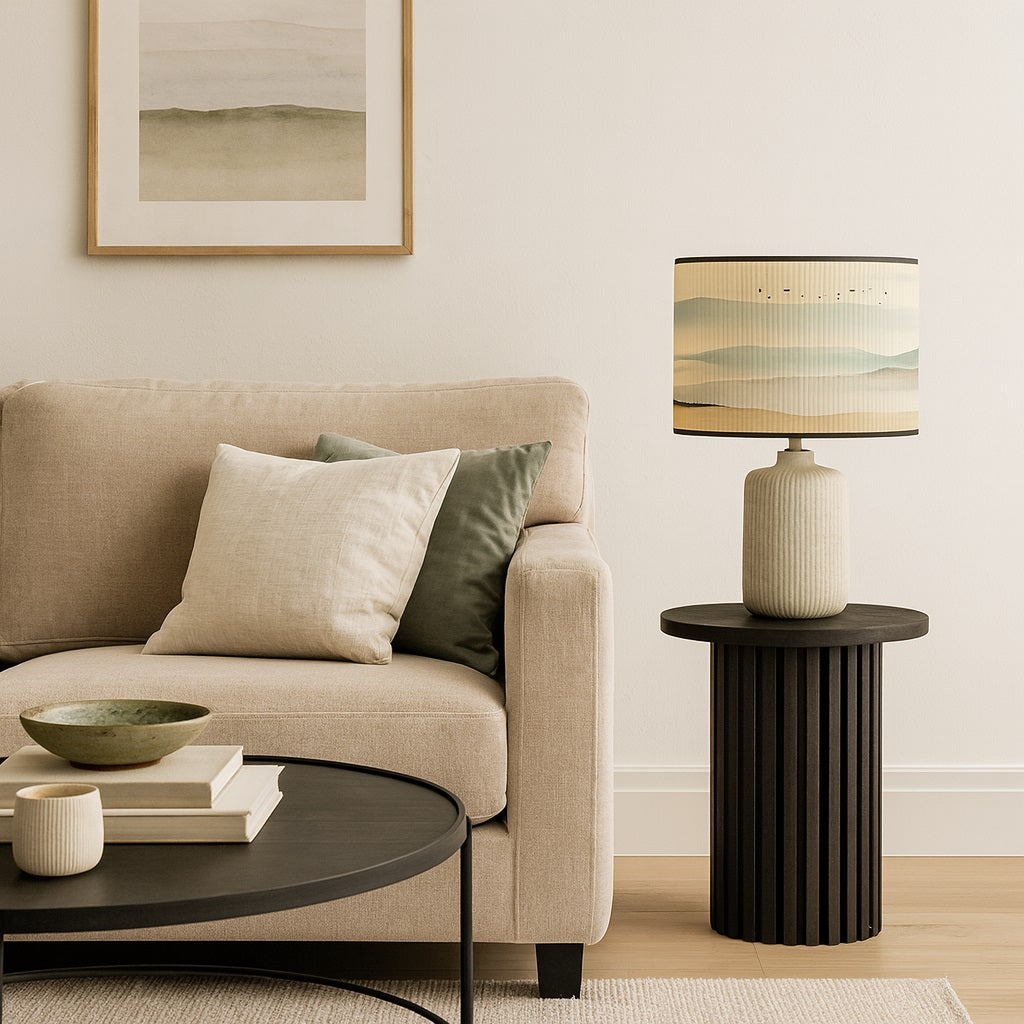 Abat-jour décoratif installé sur un lampadaire, parfait pour sublimer un salon avec un abat-jour doux et minimaliste.