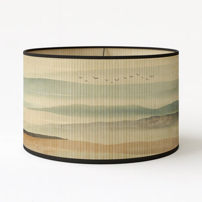 Abat-jour aux teintes naturelles et lignes fines, idéal comme abat-jour lampadaire pour une décoration apaisante.