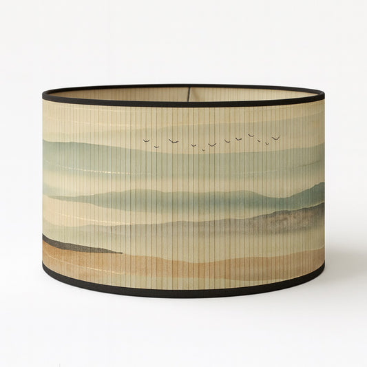 Abat-jour aux teintes naturelles et lignes fines, idéal comme abat-jour lampadaire pour une décoration apaisante.