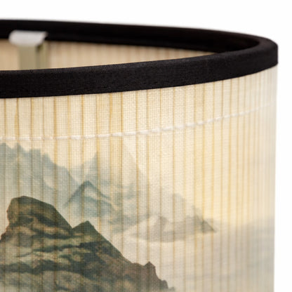 Détail textile d’abat-jour lampe plissé avec motif paysage, abat-jour design à finition noire soignée