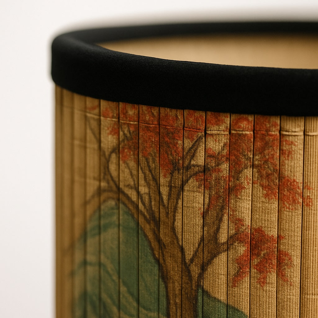 Zoom sur abat-jour en bambou motif érable, abat-jour lampadaire artisanal aux détails raffinés.